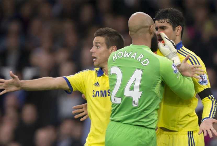 Diego Costa beradu mulut dengan kiper Everton Tim Howard.