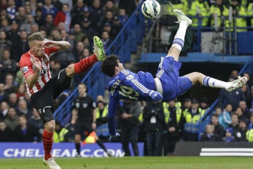 Diego Costa (biru) melepaskan tendangan salto.