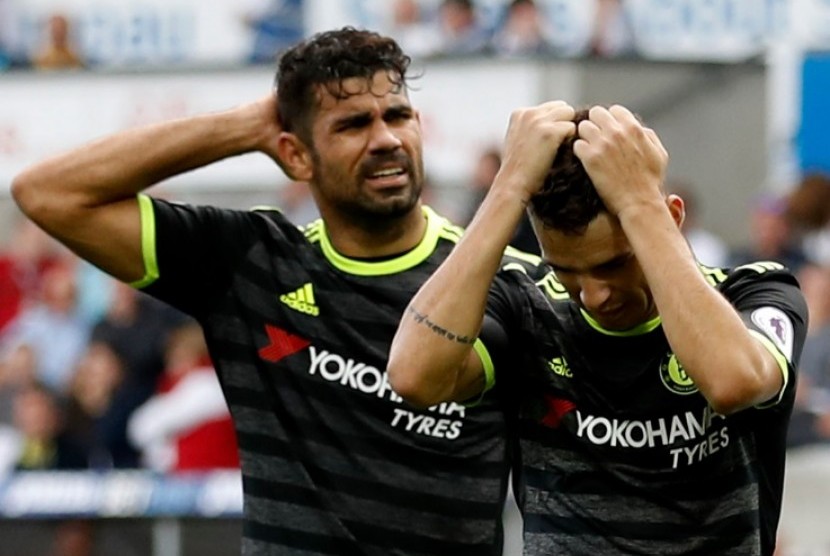 Diego Costa dan Oscar kecewa setelah Chelsea ditahan imbang Swansea City 2-2.