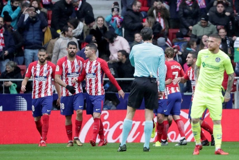 Diego Costa (kedua kiri) merayakan golnya bersama Getafe dengan rekan-rekannya dalam pertandingan La Liga di Wanda Metropolitano, Sabtu (6/1). Atletico menang 2-0.