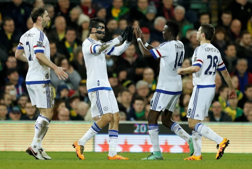 Diego Costa (kedua kiri) merayakan golnya ke gawang Norwich City bersama rekan-rekannya.