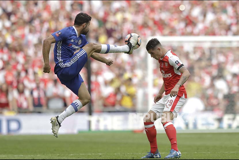 Diego Costa (kiri) berduel dengan  Granit Xhaka (kanan) pada pertandingan Final FA Cup di Webley Stadium, Inggris, Ahad (28/5) dini hari.