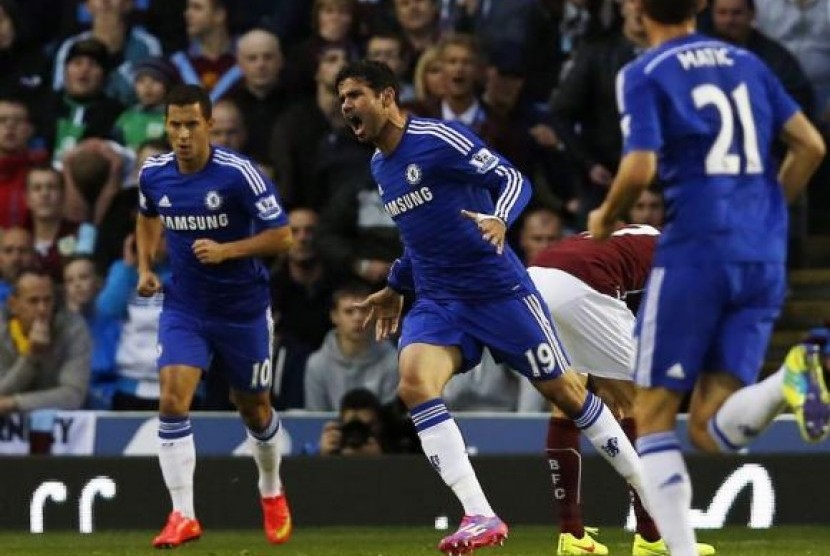 Diego Costa merayakan gol bersama Eden Hazard.