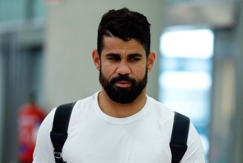 Diego Costa saat baru mendarat di Kota Madrid, Jumat (22/9). Costa akan menjalani tes kesehatan di Atletico Madrid.