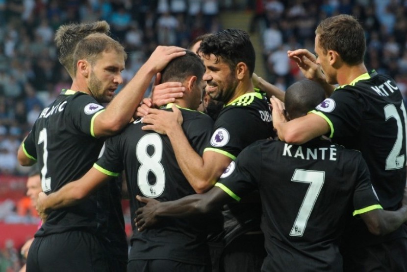 Diego Costa (tengah) dikerubuti pemain Chelsea setelah mencetak gol ke gawang Swansea City pada laga 11 September 2016. Pada malam ini kedua tim akan kembali bertemu..