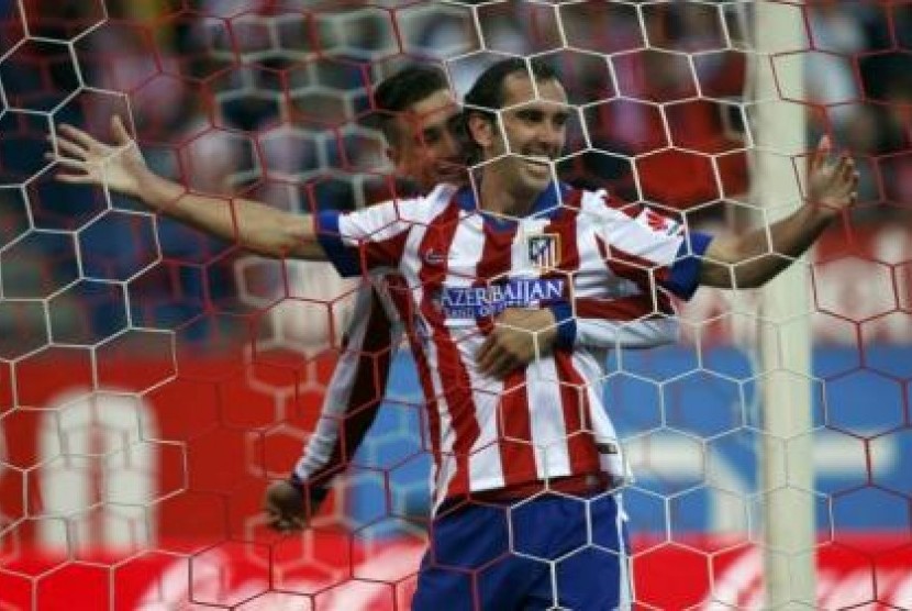 Diego Godin melakukan selebrasi setelah mencetak gol ke gawang Malaga, Sabtu (22/11).