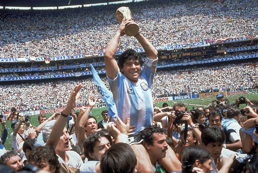 Diego Maradona saat mengangkat trofi Piala Dunia 1986. (file foto)