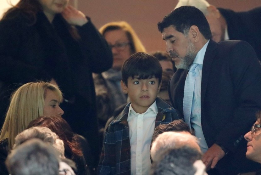 Diego Maradona (kanan) berada di Santiago Bernabeu menyaksikan laga Real Madrid vs Napoli, Kamis (16/2) dini hari WIB.