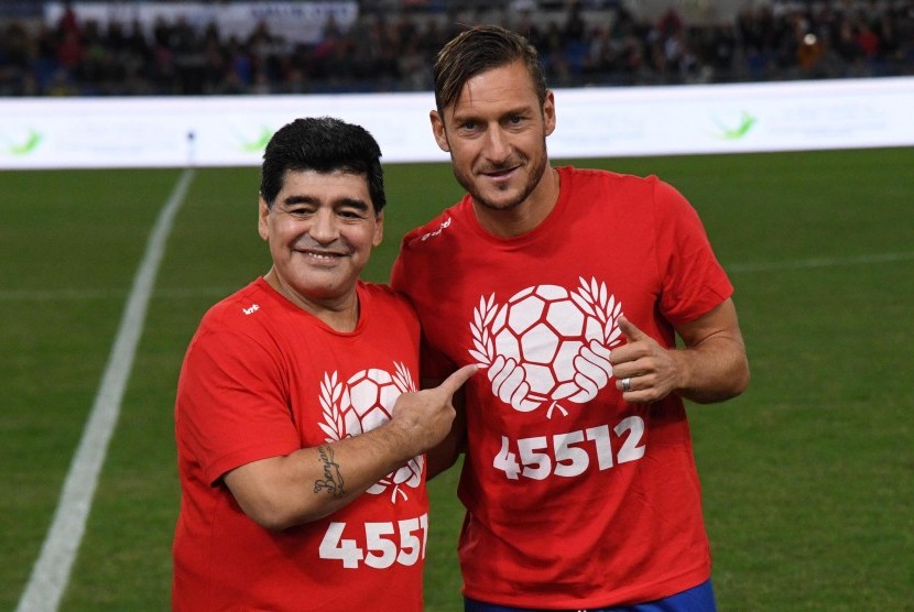 Diego Maradona (kiri) dan Francesco Totti.