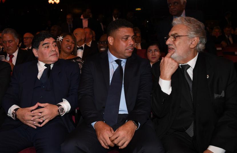 Diego Maradona (kiri) dan Ronaldo Luiz Nazario de Lima (tengah) dalam satu acara FIFA.