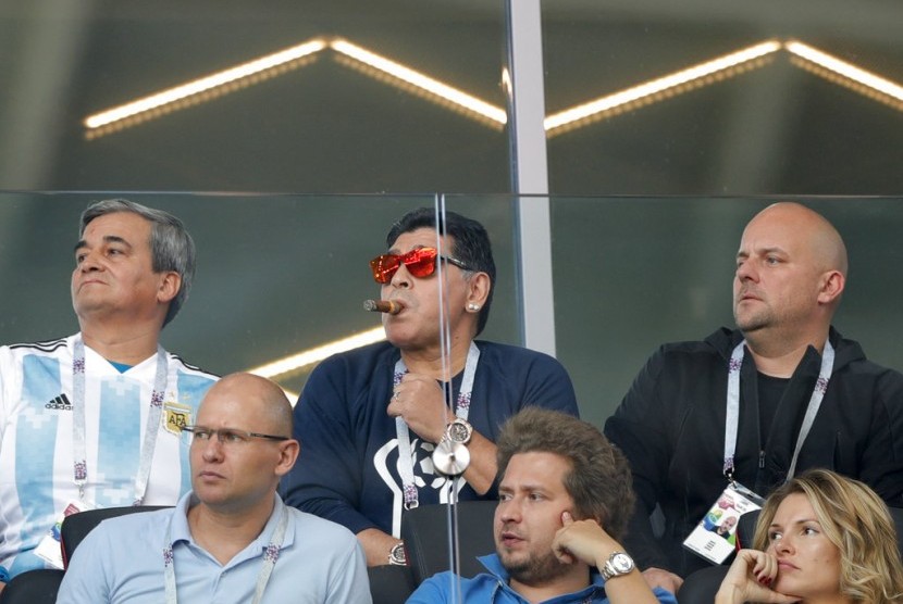 Diego Maradona mengisap cerutu (tengah atas).