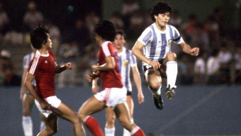 Diego Maradona saat melawan timnas Indonesia U-19 di Piala Dunia U-20 1979. 