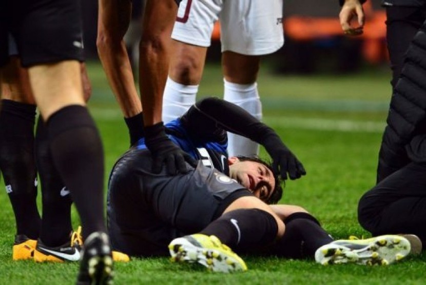 Diego Milito mengalami cedera pada laga melawan CFR Cluj, Jumat (15/2) dini hari. Cedera tersebut memaksanya absen sembilan bulan.