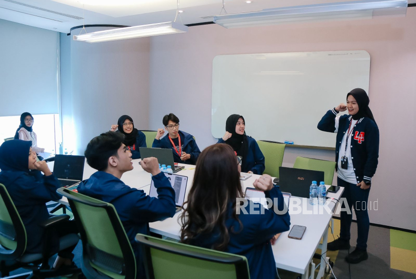 Digistar menjadi komitmen Telkom menyiapkan generasi digital yang bukan hanya siap kerja juga siap berkembang dan memimpin. 
