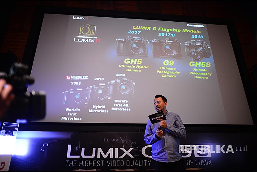 Digital Imaging Product Marketing Manager PT Panasonic Gobel Indonesia Agung Ariefiandi mempresentasikan fitur kamera Panasonic Lumix GH5S di Jakarta, Senin (26/3). Kamera mirrorles high end dengan harga Rp 32,9 juta  ini menyasar kalangan videografer profesional yang memerlukan kamera video yang mumpuni di kondisi cahaya minim.