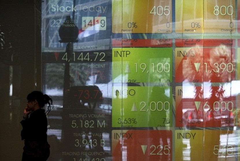 Digital screen shows stock prices at IDX Jakarta. (illustration)