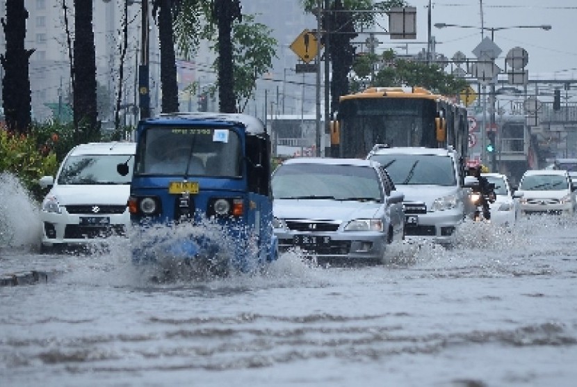 Diguyur hujan seharian, banjir melanda Kawasan Mangga Dua, Jakarta Pusat