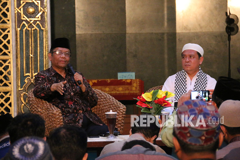 Diisi tausiyah Guru Besar UII Mahfud MD dan Rektor UII Nandang Sutrisno, shalat Subuh berjamaah jadi pembuka rangkaian milad ke-75 UII. 