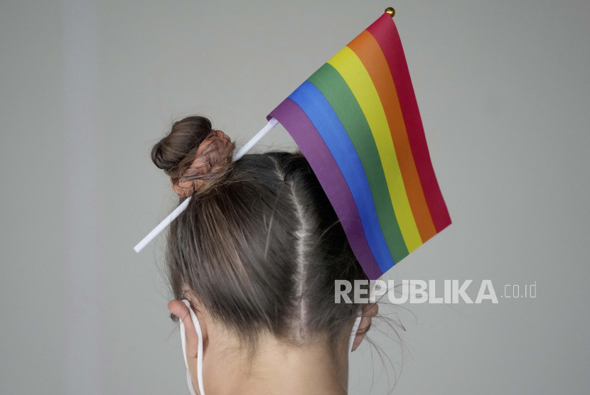 Perempuan menyematkan bendera pelangi yang menjadi lambang LGBT di kunciran rambutnya.