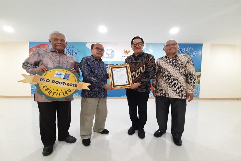 Ketua Baznas Bambang Sudibyo menerima ISO 9001:2015 untuk pengelolaan zakat yang dikeluarkan oleh Worldwide Quality Assurance (WQA)