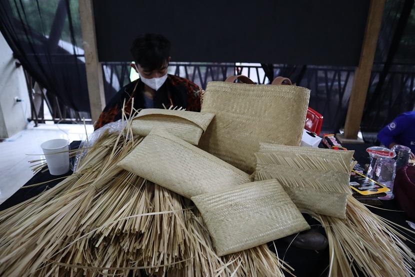 Diklat digelar dengan menggandeng Dewan Kerajinan Nasional (Dekranas). Kali ini mengenai pelatihan pemanfaatan sumber daya alam bambu di sekitar lokasi Unesco Global Geopark Ciletuh (Dekranas Goes to Geopark). 