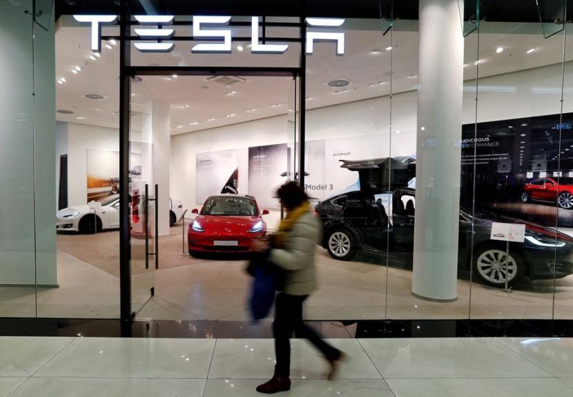 Diler utama produsen mobil listrik Tesla di Berlin.  Tesla menarik kembali 200.000 kendaraan di Amerika Serikat (AS) karena kamera cadangan tidak berfungsi.