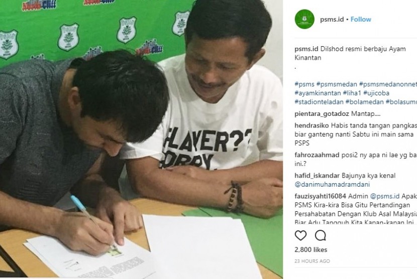 Dilshod Sharofetdinov menandatangani kontrak semusim membela PSMS Medan disaksikan pelatih PSMS Djadjang Nurdjaman.
