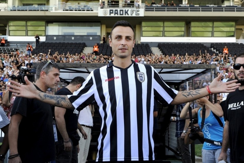 Dimitar Berbatov saat diperkenalkan ke penggemar PAOK.