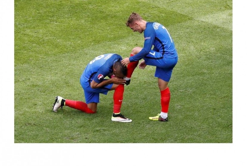 Dimitri Payet mencium sepatu Antoine Griezman yang baru saja mencetak gol kedua Prancis.