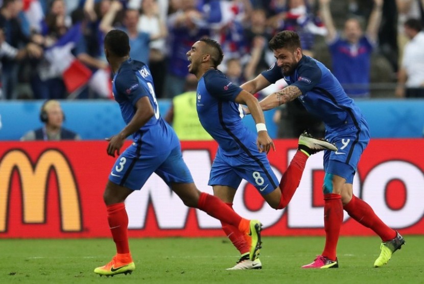 Dimitri Payet (tengah) merayakan golnya yang menjadi penentu kemenangan Prancis atas Rumania.