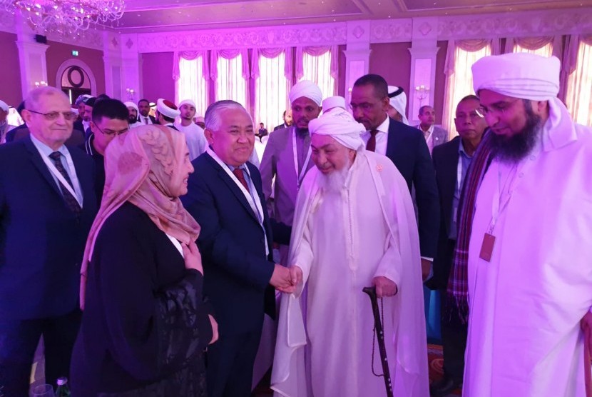 Din Syamsuddin (ketiga dari kiri) bersalaman dengan Syaikh Abdullah Bin Bayyah, ketua Muntada Ta’zis Silmi fil Mujtama’at al-Islamiyah, di Abu Dhabi, Selasa (10/12).