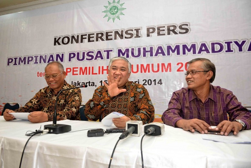 Din Syamsuddin (tengah) didampingi Ketua PP Muhammadiyah, Haedar Nashir (kanan)