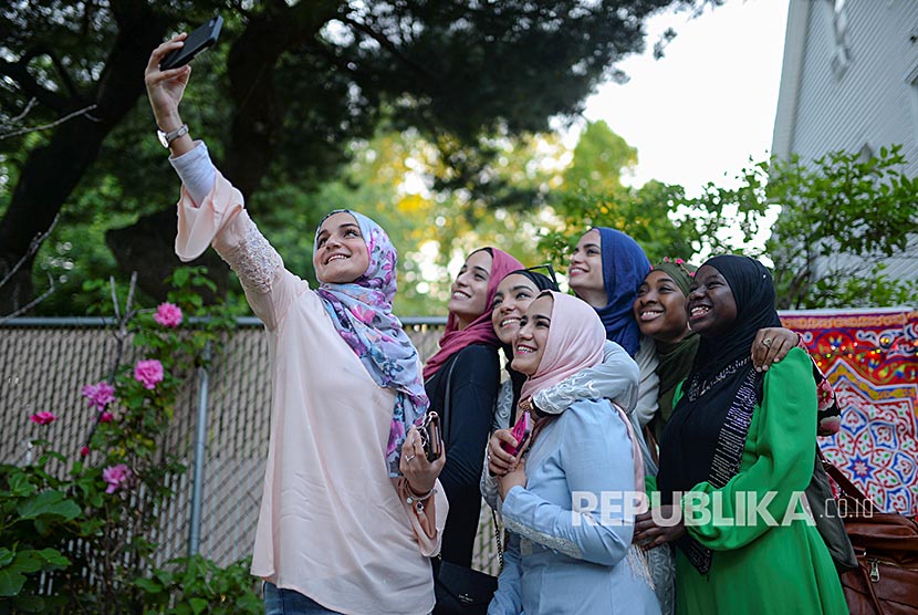 Muslim Amerika keturunan Mesir, Dina Sayedahmed berswafoto menjelang berbuka puasa di kediamannya di Bayonne, New Jersey, AS. Mengkhawatirkan, Diskriminasi Terhadap Muslim Amerika Naik pada 2021