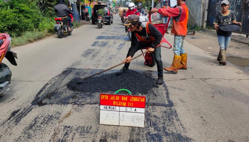 Dinas Bina Marga dan Sumber Daya Air (DBMSDA) Kabupaten Tangerang memperbaiki puluhan ruas jalan di Kabupaten Tangerang yang dilintasi para pemudik. Hal itu dilakukan untuk memperlancar aktivitas mudik menjelang momen Lebaran 1443 Hijriyah/ 2022 Masehi. 