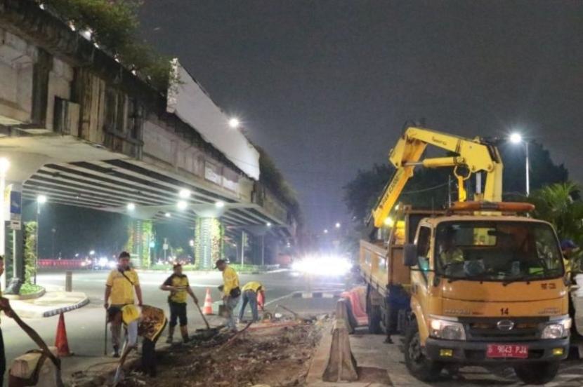 Dinas Bina Marga DKI Jakarta melebarkan jalan sekitar Jalan KH Mas Mansyur atau mencegah kondisi penyempitan jalur (bottleneck) saat U-Turn Citywalk ditutup.