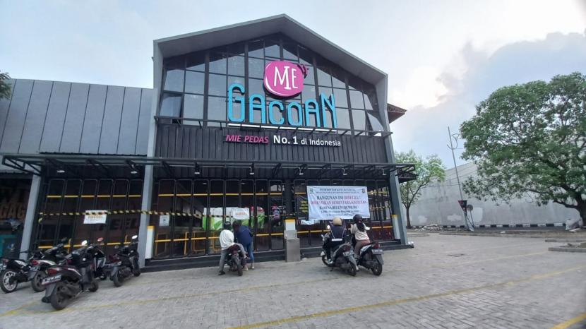 Salah satu gerai makanan Mie Gacoan disegel. DPRD Kota Bogor rekomendasikan seluruh gerai Mie Gacoan disegel karena sepelekan izin