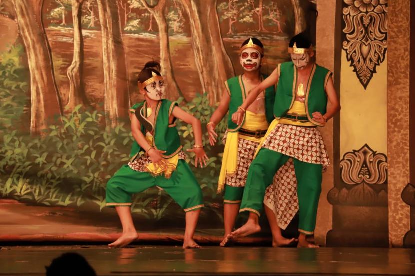 Dinas Kebudayaan Kota Solo menggelar Festival Wayang Bocah 2021 di Gedung Wayang Orang Sriwedari, Solo, Jawa Tengah, Ahad-Senin (7-8/11). 