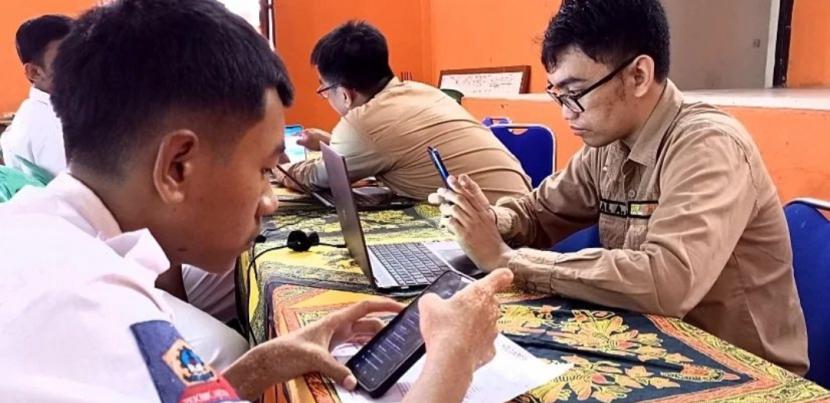 Dinas Kependudukan dan Pencatatan Sipil (Disdukcapil) Kota Sukabumi kembali menggencarkan layanan Siap Jemput Bola Pelayanan (Si Jempol) lengkapi identitas kependudukan (Lentik) sekolah. Hasilnya banyak siswa maupun guru yang mengaktivasi identititas kependudukan digital (IKD).