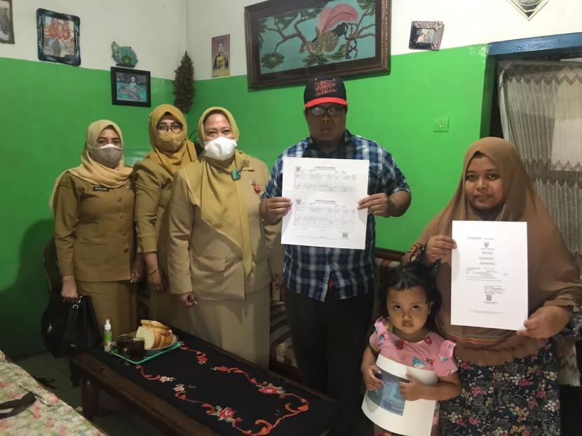 Dinas Kependudukan dan Pencatatan Sipil (Dispendukcapil) Kota Malang menerbitkan dokumen kependudukan dalam huruf braille. 