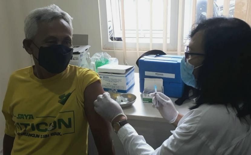 Dinas Kesehatan (Dinkes) Kota Semarang mulai melaksanakan layanan vaksinasi booster kepada masyarakat. Pelaksanaan vaksinasi Covid-19 dois ke-tiga ini digelar serentak di berbagai fasilitas kesehatan (faskes) seperti Puskesmas hingga Rumah Sakit.