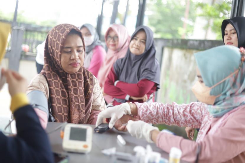  Dinas Kesehatan Kabupaten Muba secara bergilir melaksanakan senam bersama dan cek kesehatan gratis di setiap instansi Pemkab Muba.
