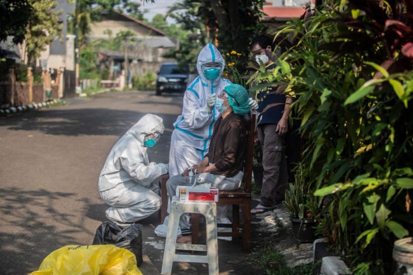 Dinas Kesehatan Kota Bogor melaksanakan swab test terhadap warga Perumahan Griya Melati Bubulak, Bogor Barat, Kota Bogor. 