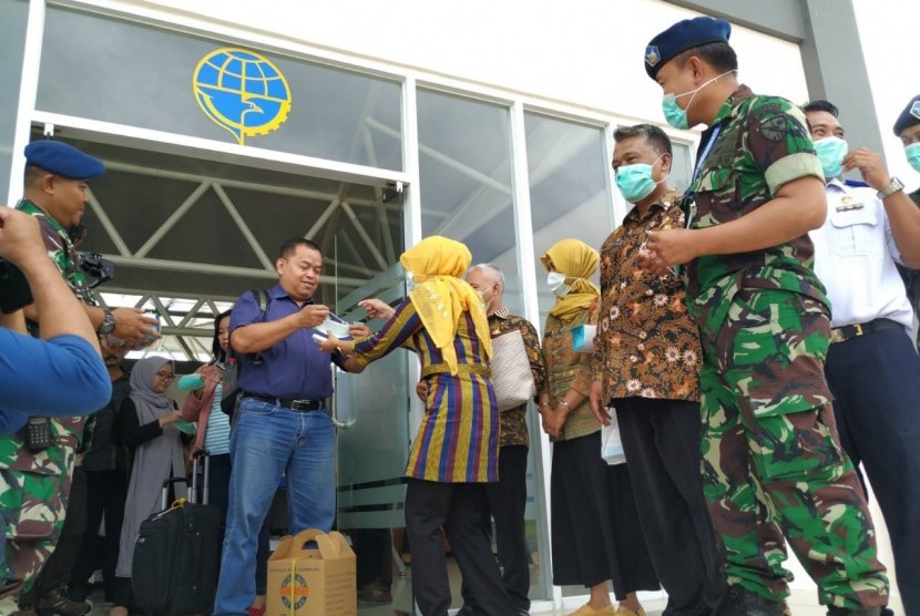 Dinas Kesehatan Kota Tasikmalaya membagikan masker kepada penumpang dan petugas di Bandara Wiriadinata, Kota Tasikmalaya, Selasa (28/1). 