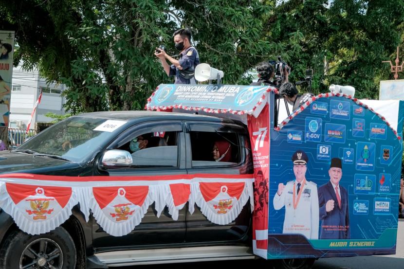 Dinas Kominfo Pemkab Muba mengerahkan sebuah mobil hias untuk berpartisipasi dalam Karnaval Seni Budaya dan Pawai Kendaraan Hias.