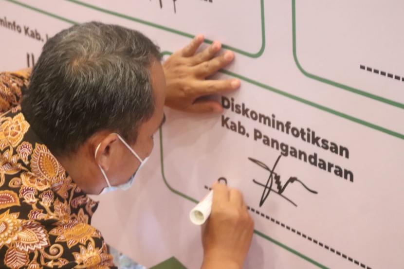 Dinas Komunikasi dan Informatika (Diskominfo) kabupaten/kota se-Jabar dan provinsi, menandatangani komitmen bersama untuk meningkatkan literasi digital masyarakat. 