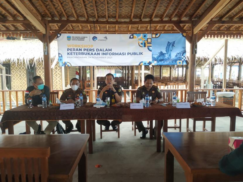 Dinas Komunikasi, Informatika, Statistik, dan Persandian, Kabupaten Pangandaran, menggelar workshop dengan tema Peran Pers dalam Keterbukaan Informasi Publik untuk para wartawan di kawasan Pantai Pangandaran, Rabu (24/11). 