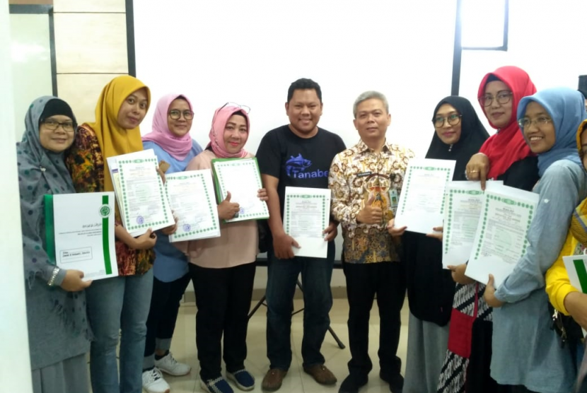 Dinas Koperasi dan Usaha Mikro (DKUM) Kota Depok menyerahkan sertifikat halal dari Majelis Ulama Indonesia (MUI) untuk 97 produk kuliner Usaha Mikro Kecil Menengah (UMKM) di Balatkop Depok, Kamis (13/2).