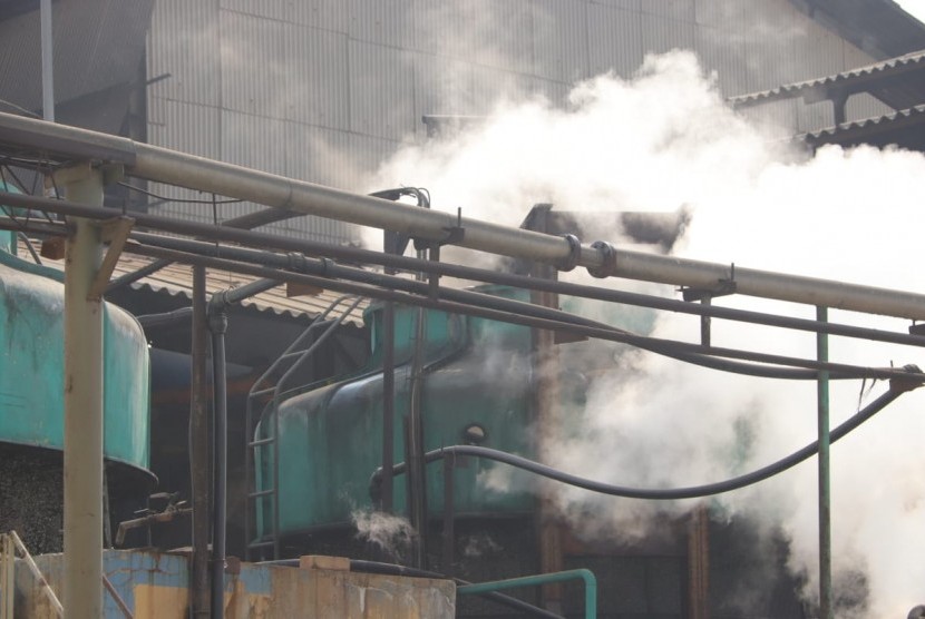 Dinas Lingkungan Hidup DKI Jakarta sidak cerobong asap industri yang cemari udara di kawasan Cakung, Jakarta Timur, Kamis (8/8) (ilustrasi).