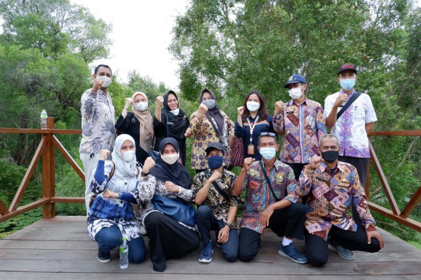 Dinas Lingkungan Hidup (DLH) Kota Cirebon melakukan kunjungan belajar tata kelola ruang terbuka hijau (RTH) di Taman Kehati Kabupaten Indramayu.