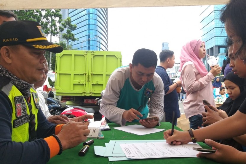 Dinas Lingkungan Hidup (LH) DKI Jakarta menggelar operasi tangkap tangan (OTT) warga yang membuang sampah sembarangan di kawasan hari bebas kendaraan bermotor (HBKB), Jakarta Pusat, Ahad (23/12).